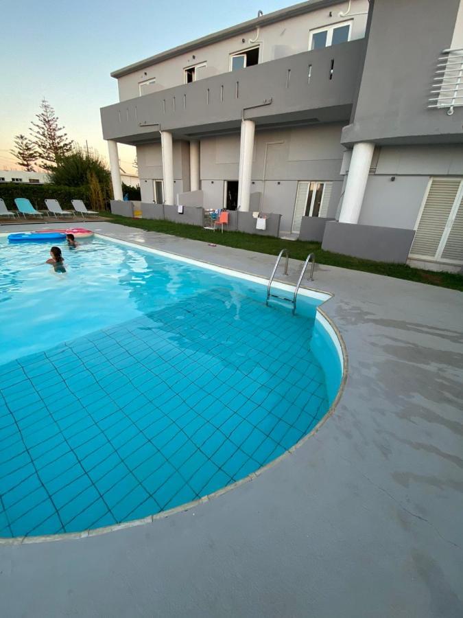 Banana Moon Aparthotel Adelianos Kampos Exterior photo