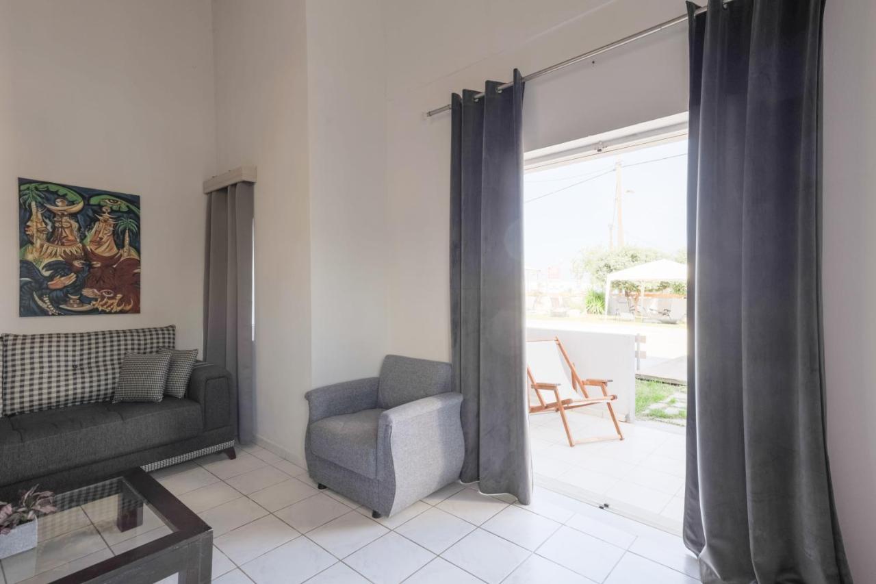 Banana Moon Aparthotel Adelianos Kampos Exterior photo